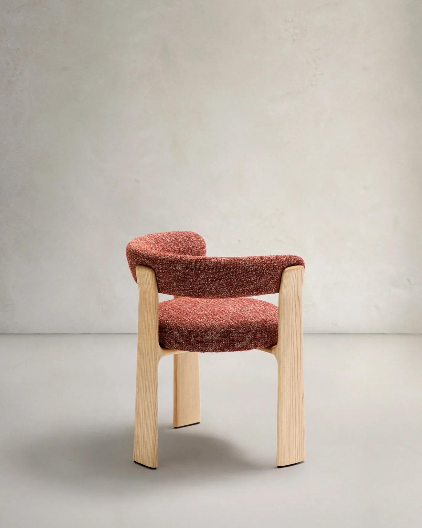Kave Home Eetkamerstoel Granite 3-poten Terracotta/Naturel Chenille En Essenhout