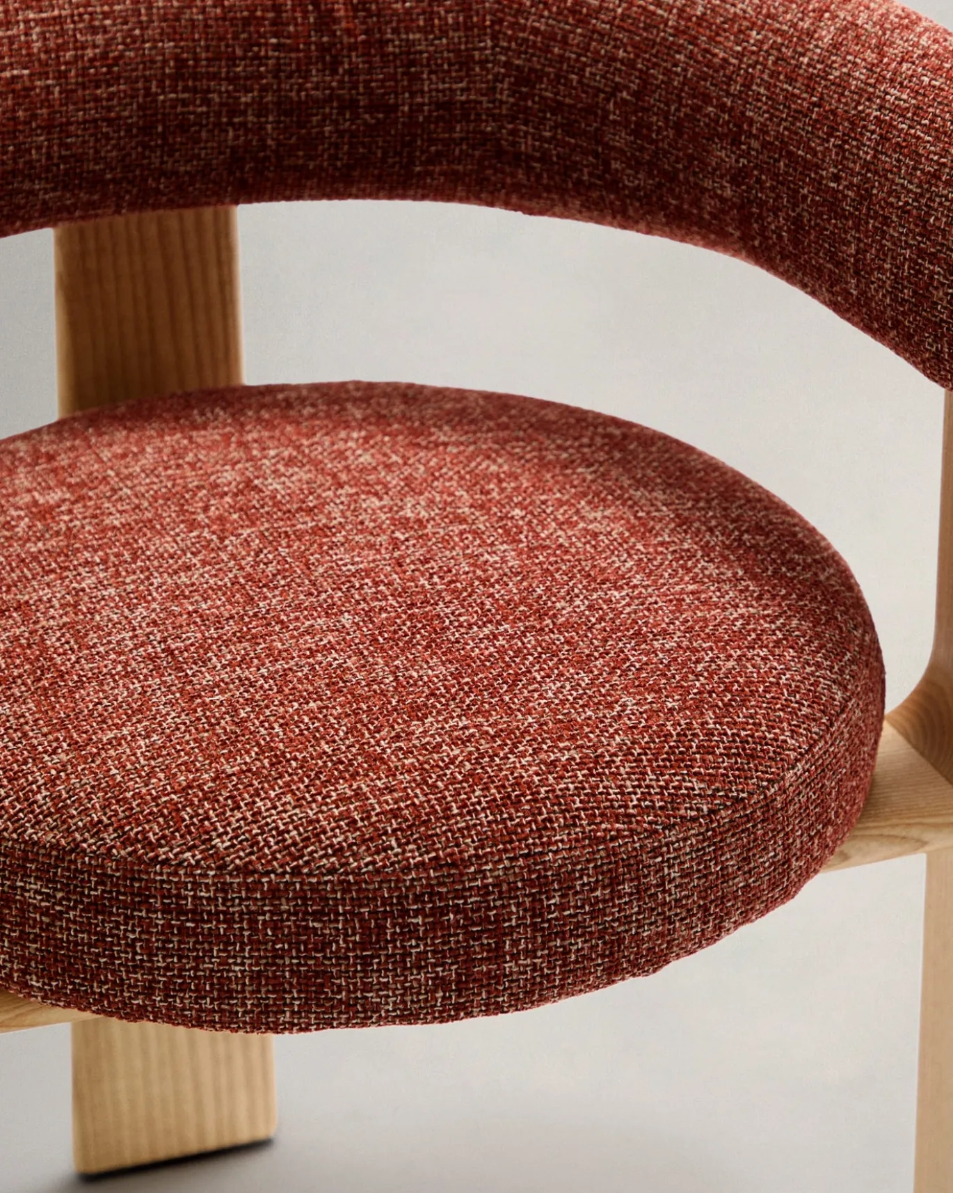 Kave Home Eetkamerstoel Granite 3-poten Terracotta/Naturel Chenille En Essenhout