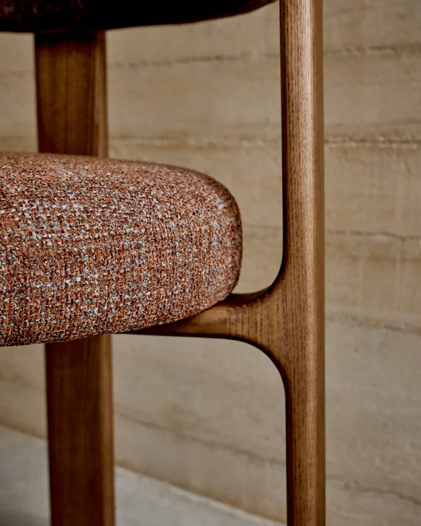 Kave Home Eetkamerstoel Granite Bruin Chenille En Essenhout