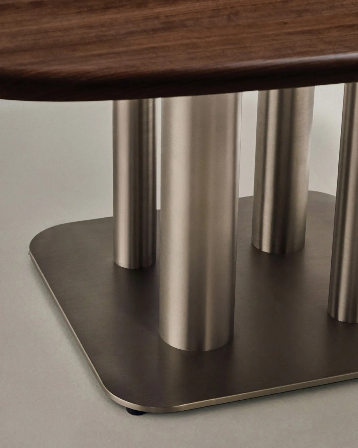Kave Home Eettafel Melvar Walnootfineer Geborsteld RVS 150x150cm