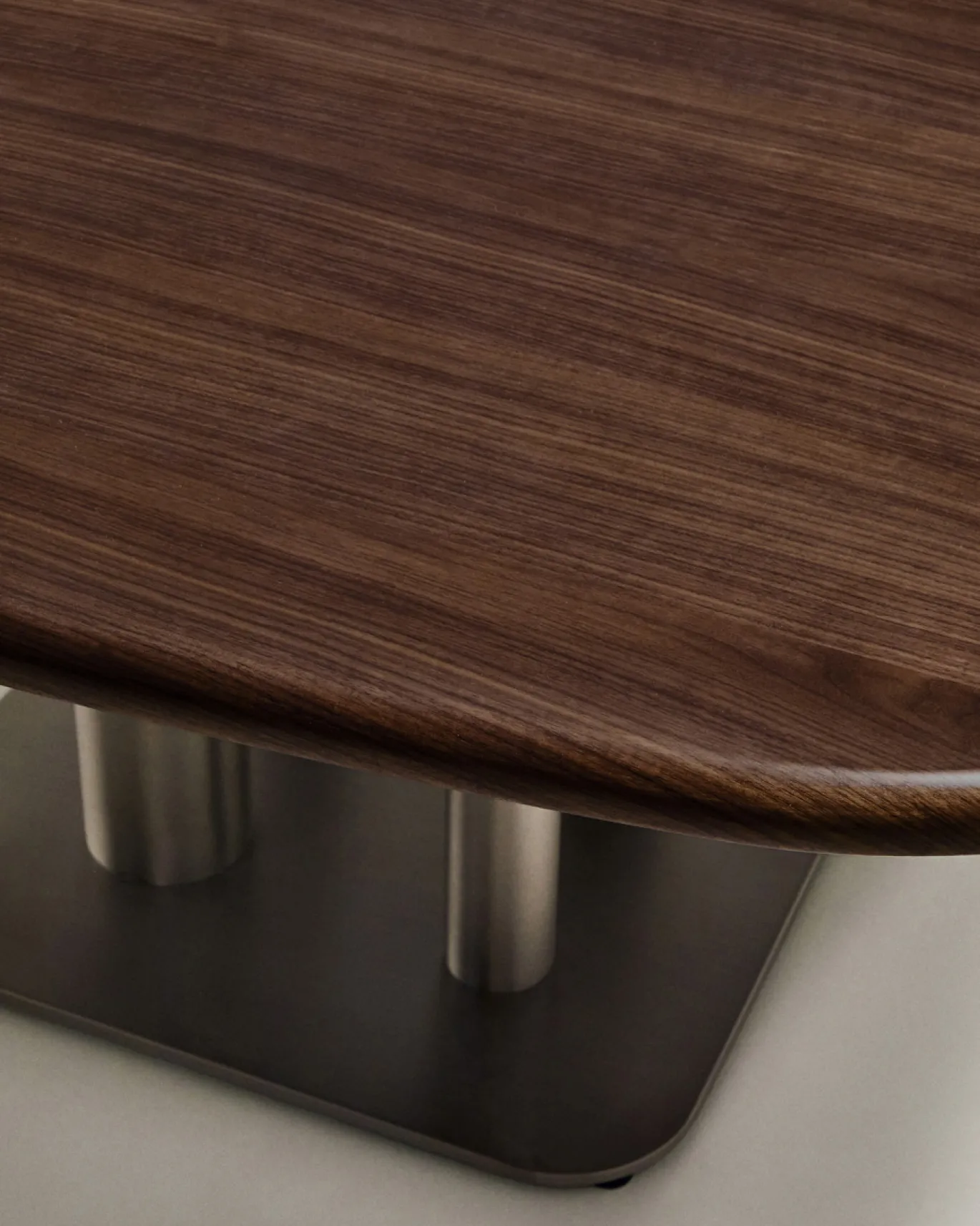 Kave Home Eettafel Melvar Walnootfineer Geborsteld RVS 150x150cm