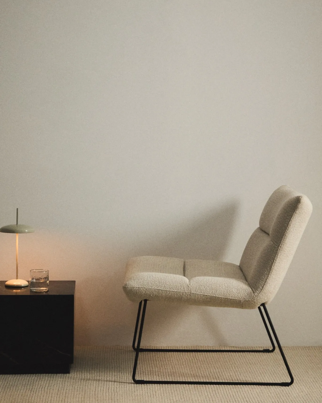Kave Home Fauteuil Asen Chenille Beige met Zwart Staal