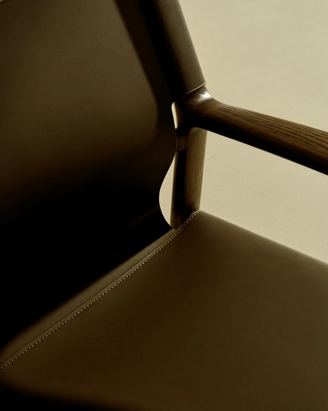 Kave Home Fauteuil Jan Donkerbruin Essenhout Walnoot