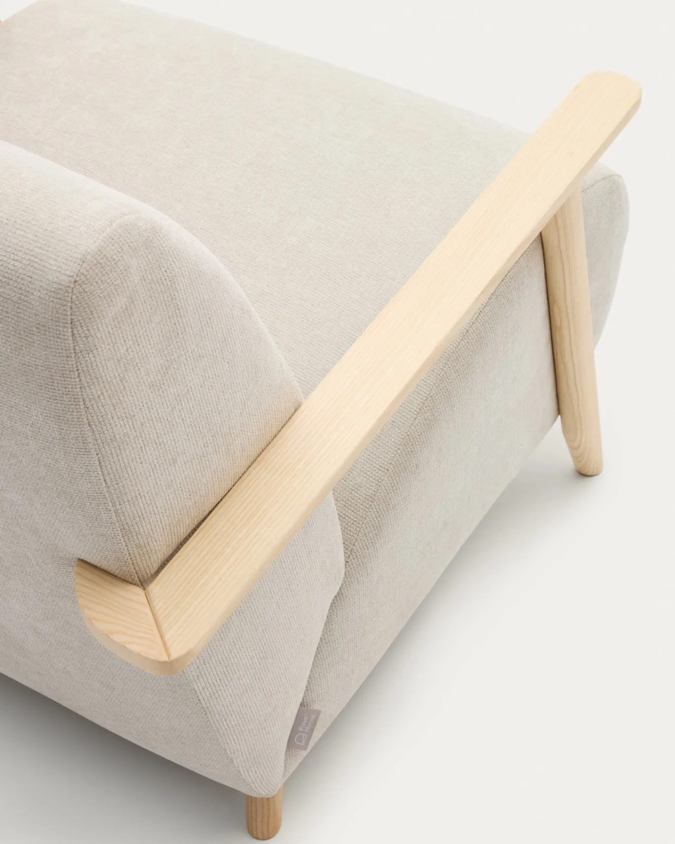 Kave Home Fauteuil Meghan Parelkleurig Chenille en Essenhout