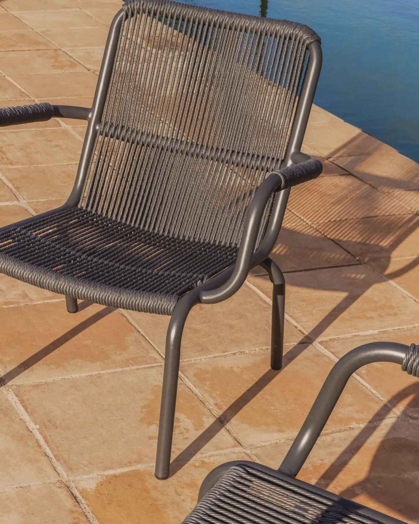Kave Home Fauteuil Salis Stapelbaar Aluminium Synthetisch Touw Grafiet