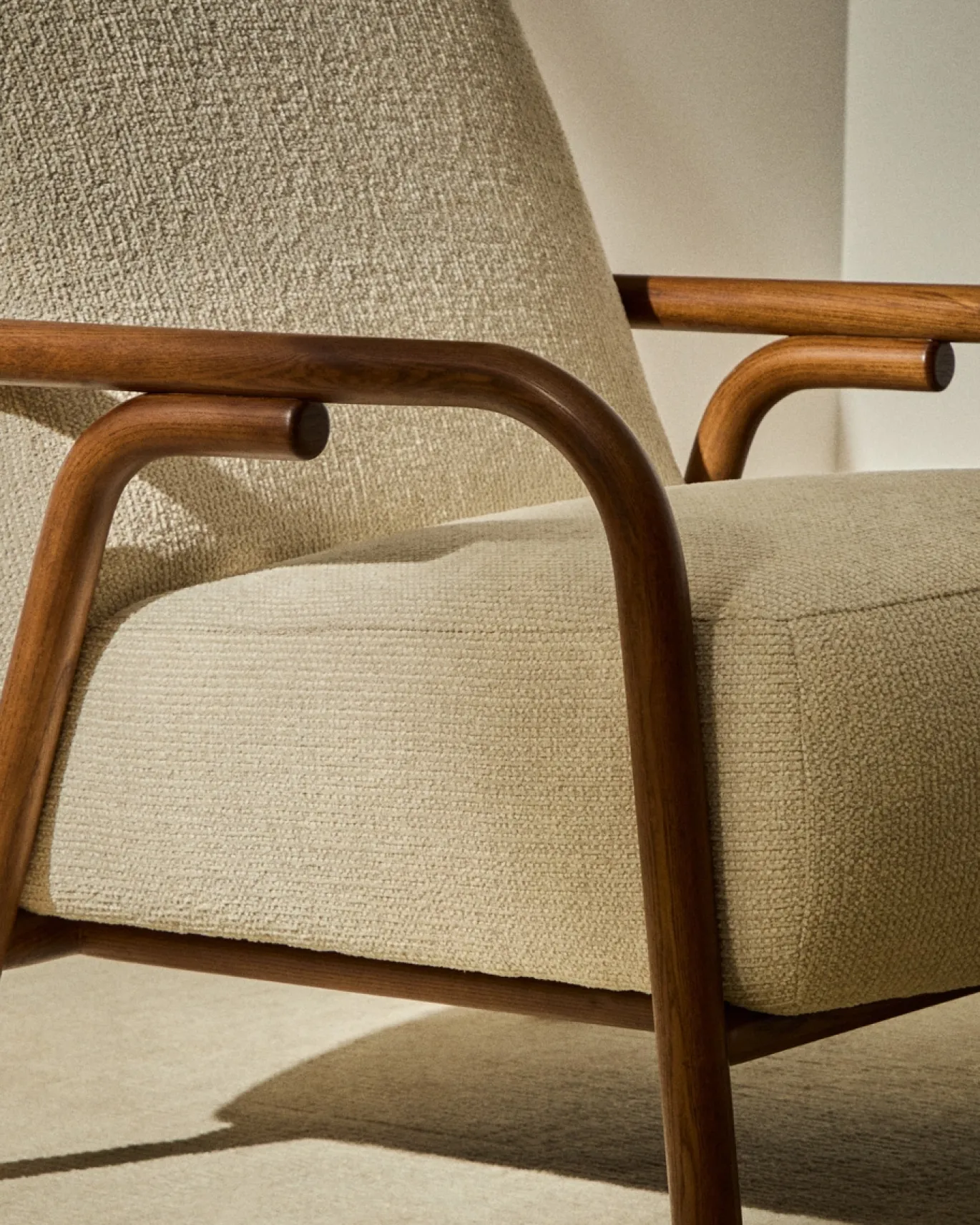Kave Home Fauteuil Sylo chenille Beige/Walnoot
