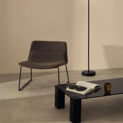 Kave Home Fauteuil Zahara Bruin en Staal met Zwarte Afwerking