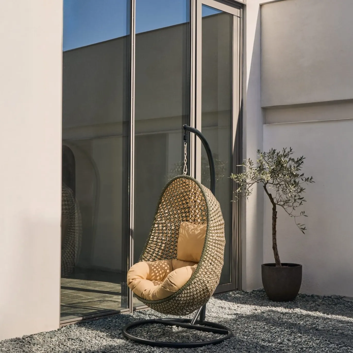 Kave Home Hangstoel Cira Naturel Donkergrijs Onderstel