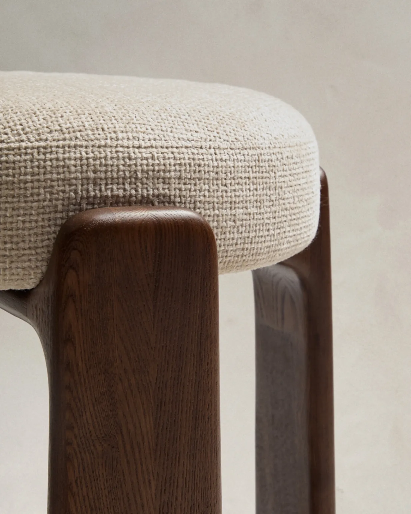 Kave Home Kruk Granite Beige Chenille En Essenhout Walnoot 65cm