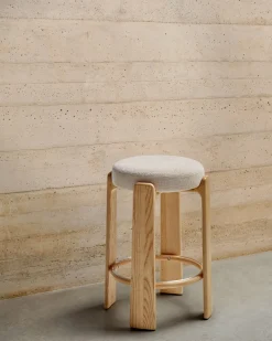 Kave Home Kruk Granite Beige Chenille En Essenhout Naturel 75cm