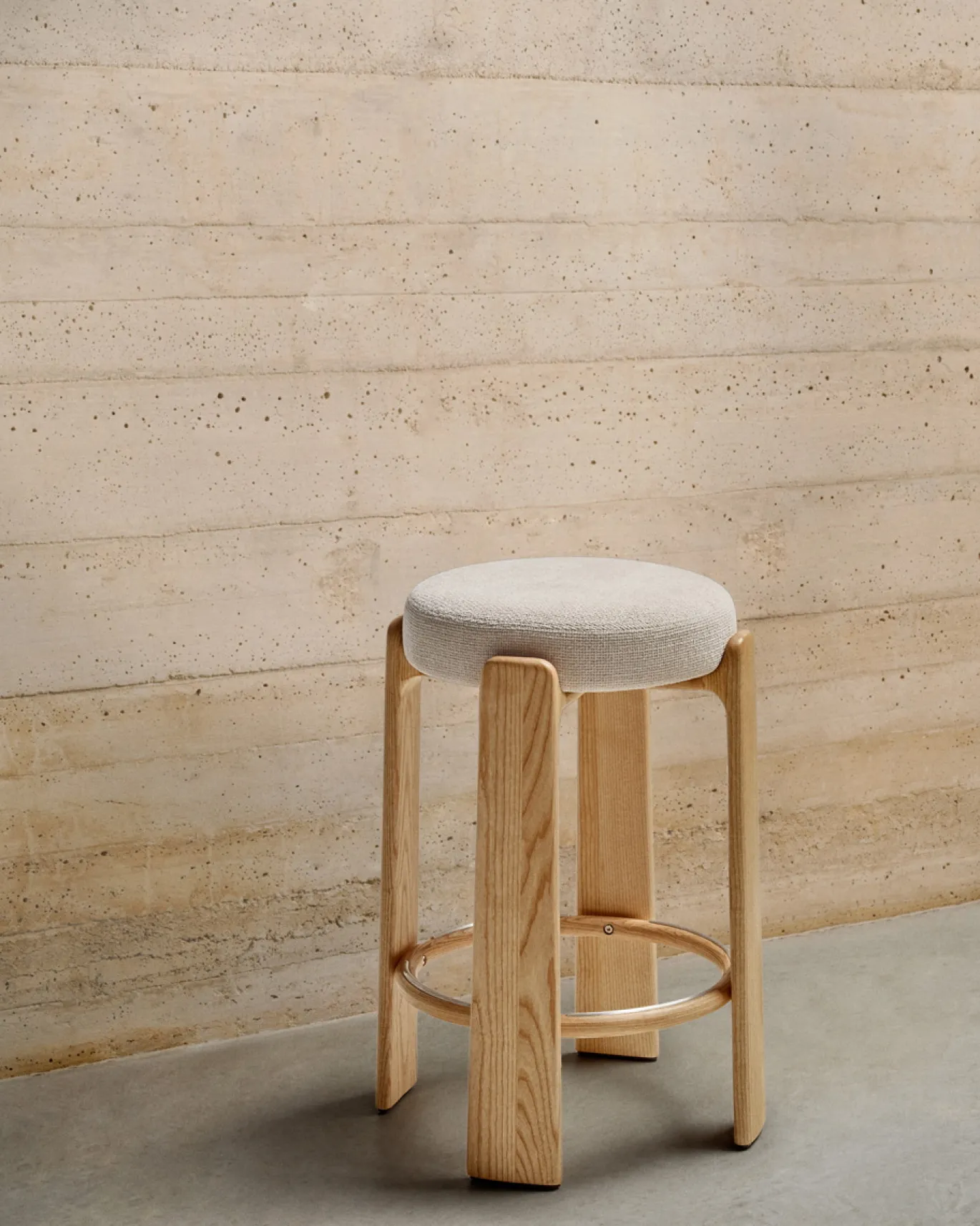 Kave Home Kruk Granite Beige Chenille En Essenhout Naturel 75cm