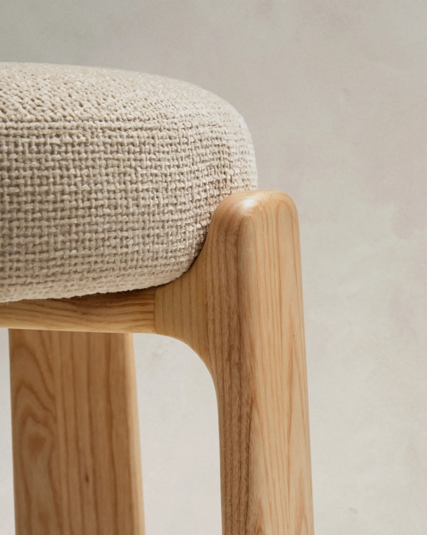 Kave Home Kruk Granite Beige Chenille En Essenhout Naturel 75cm