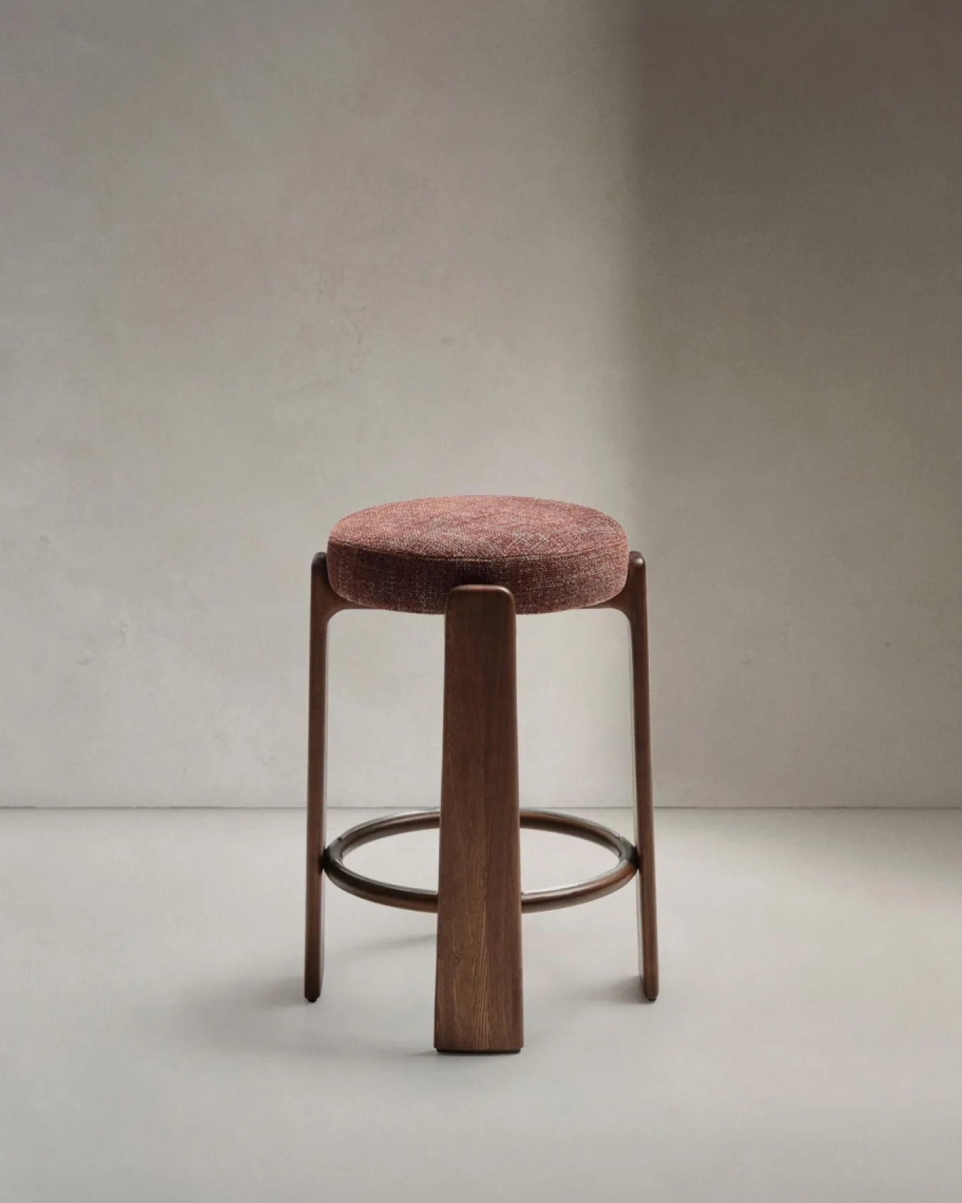 Kave Home Kruk Granite Bruin Chenille En Essenhout Walnoot 75cm