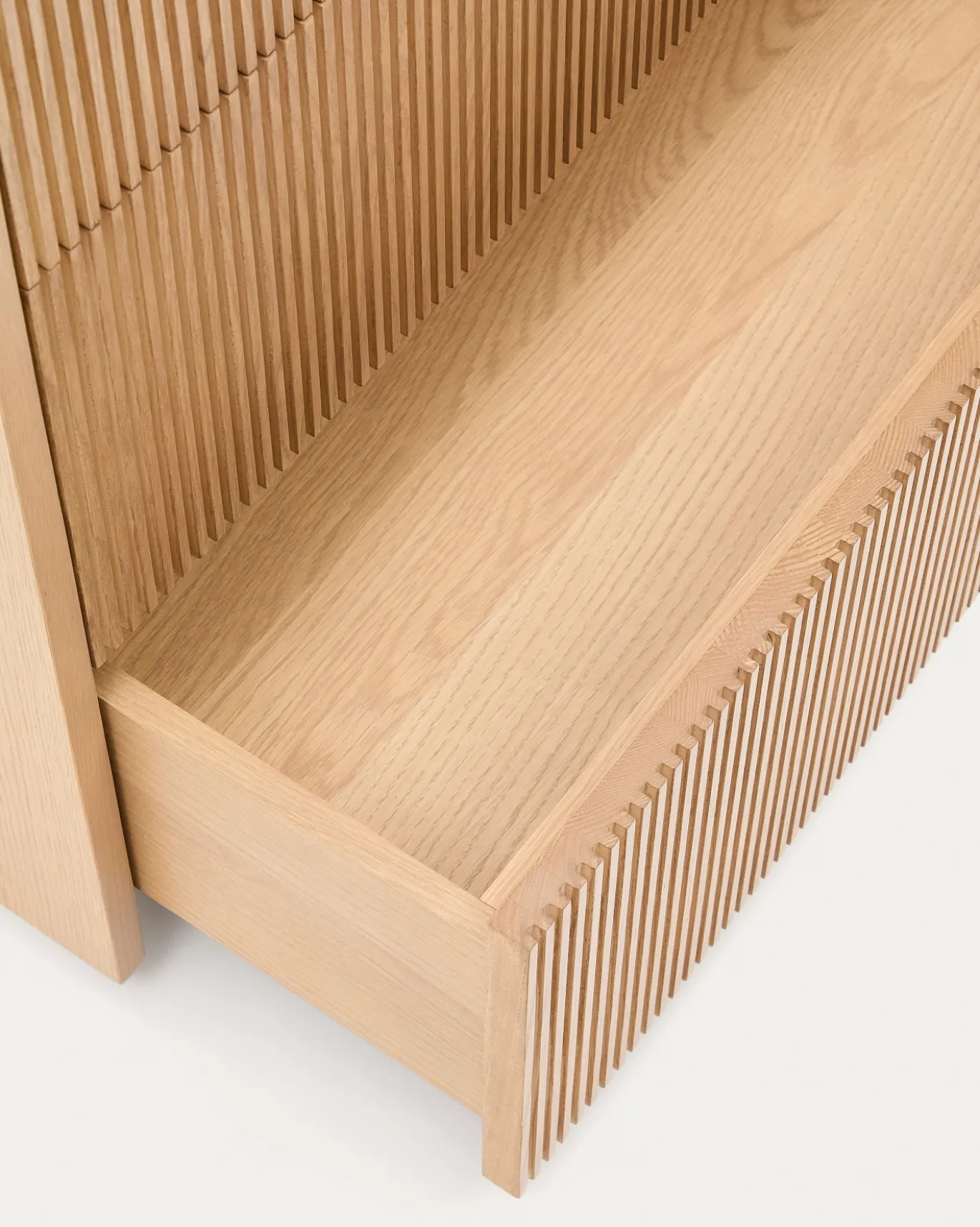 Kave Home Ladekast Helvine Eikenfineer En Gehard Glas 86x79cm