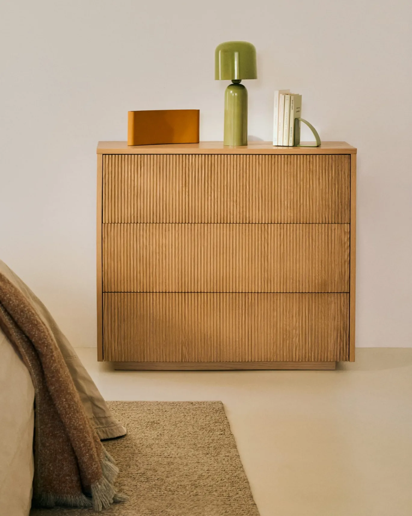 Kave Home Ladekast Helvine Eikenfineer En Gehard Glas 86x79cm