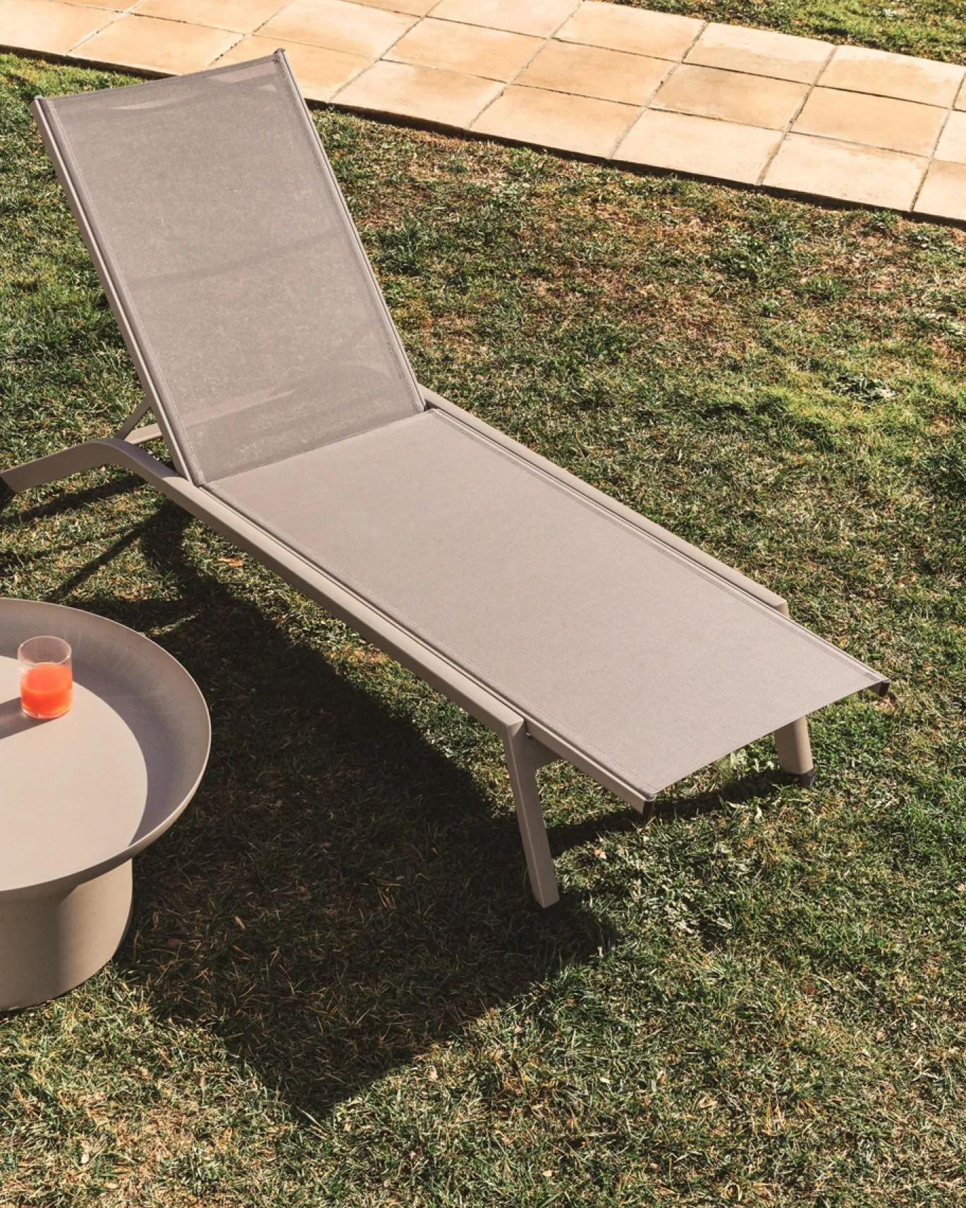 Kave Home Ligbed Capraia Stapelbaar Aluminium Taupe