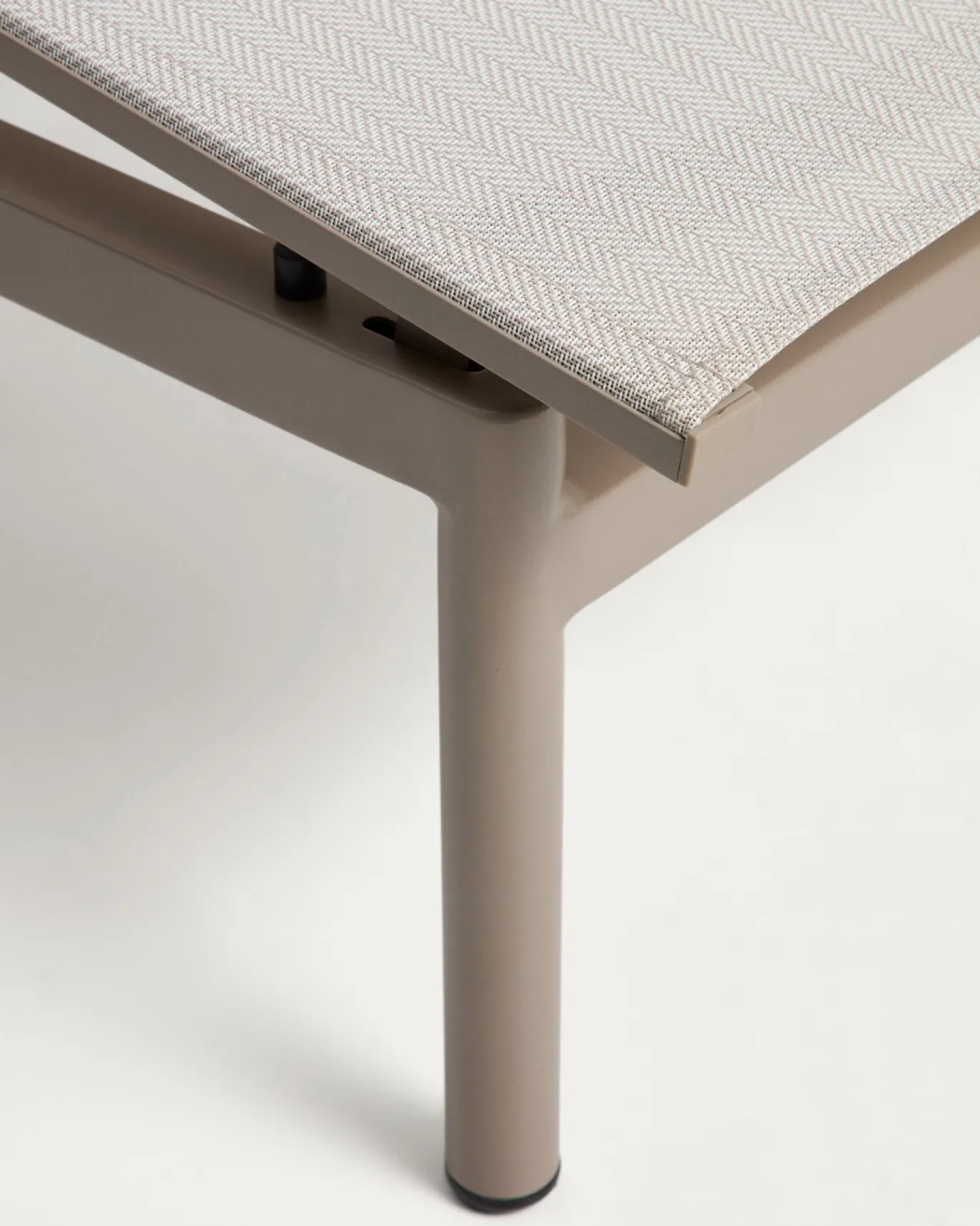 Kave Home Ligbed Lesina Stapelbaar Aluminium Taupe