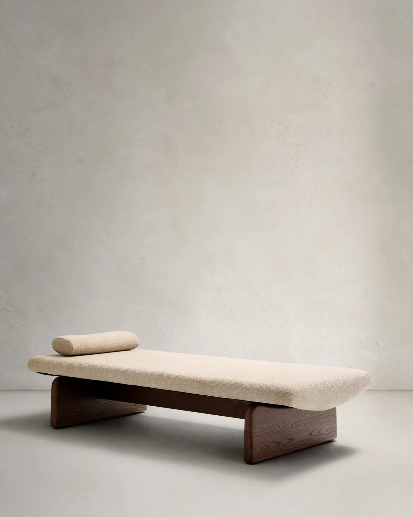Kave Home Ligbed Topaz Divan Beige Chenille Essenhout Donkerbruin 200cm