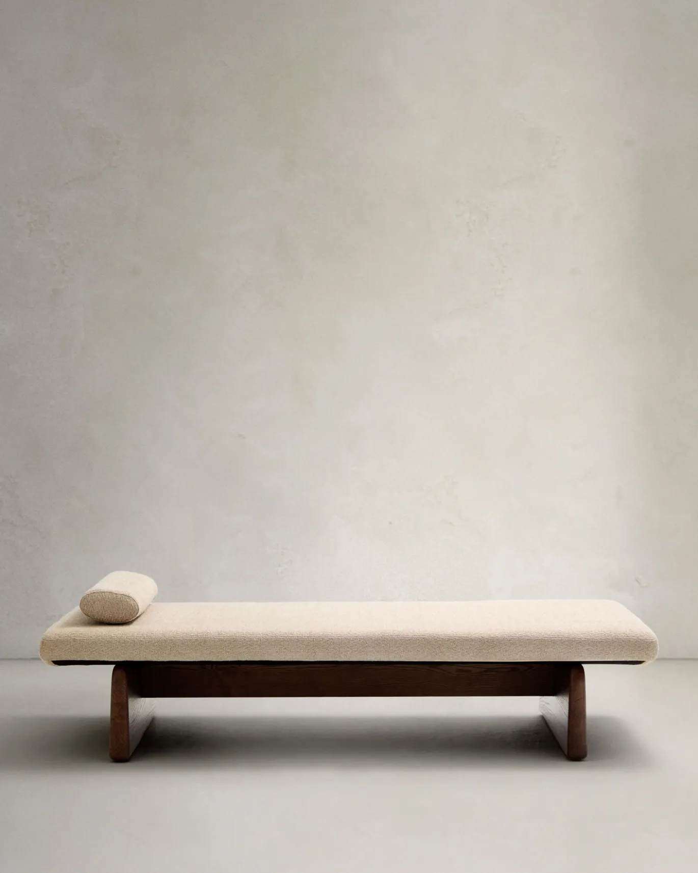 Kave Home Ligbed Topaz Divan Beige Chenille Essenhout Donkerbruin 200cm