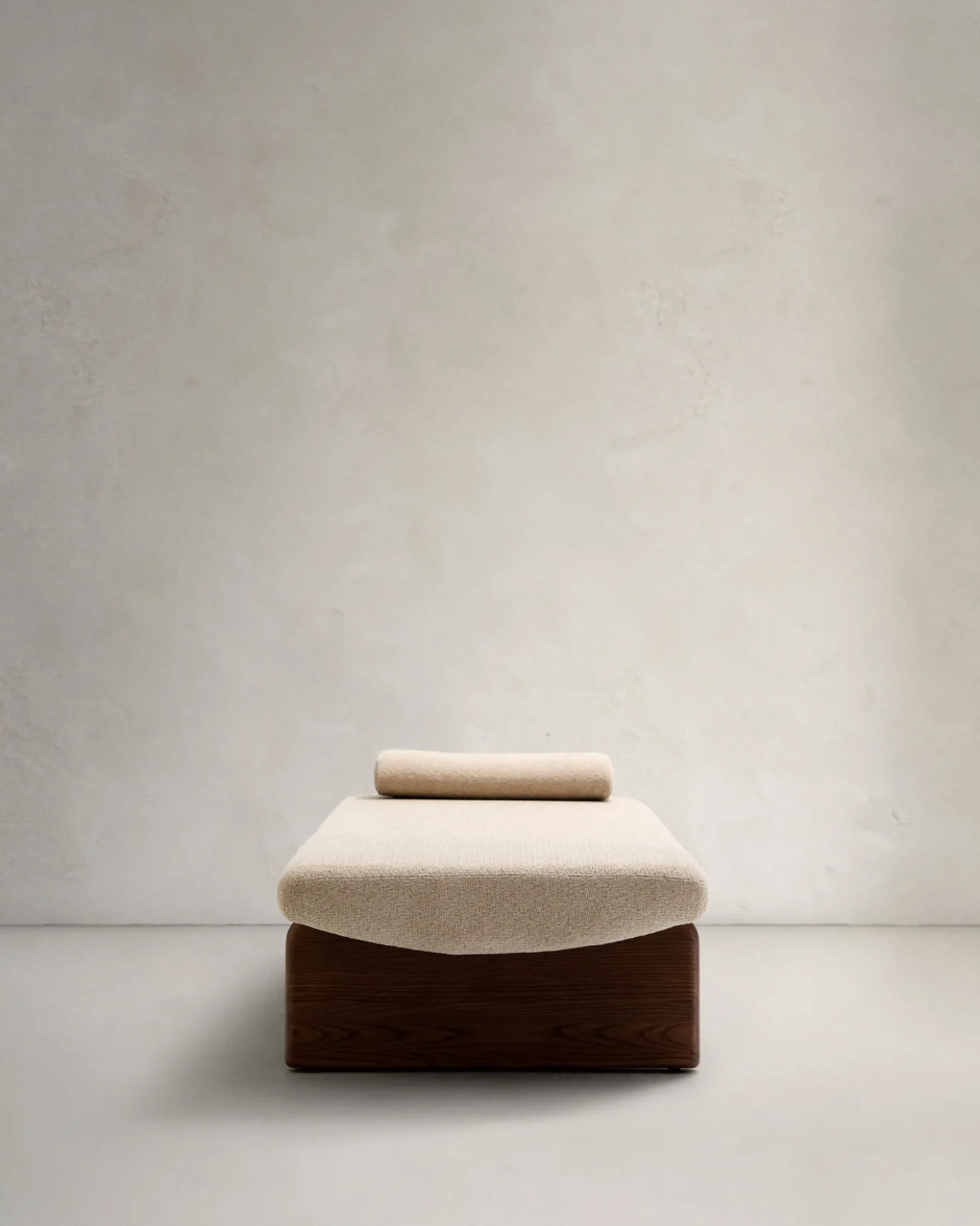 Kave Home Ligbed Topaz Divan Beige Chenille Essenhout Donkerbruin 200cm