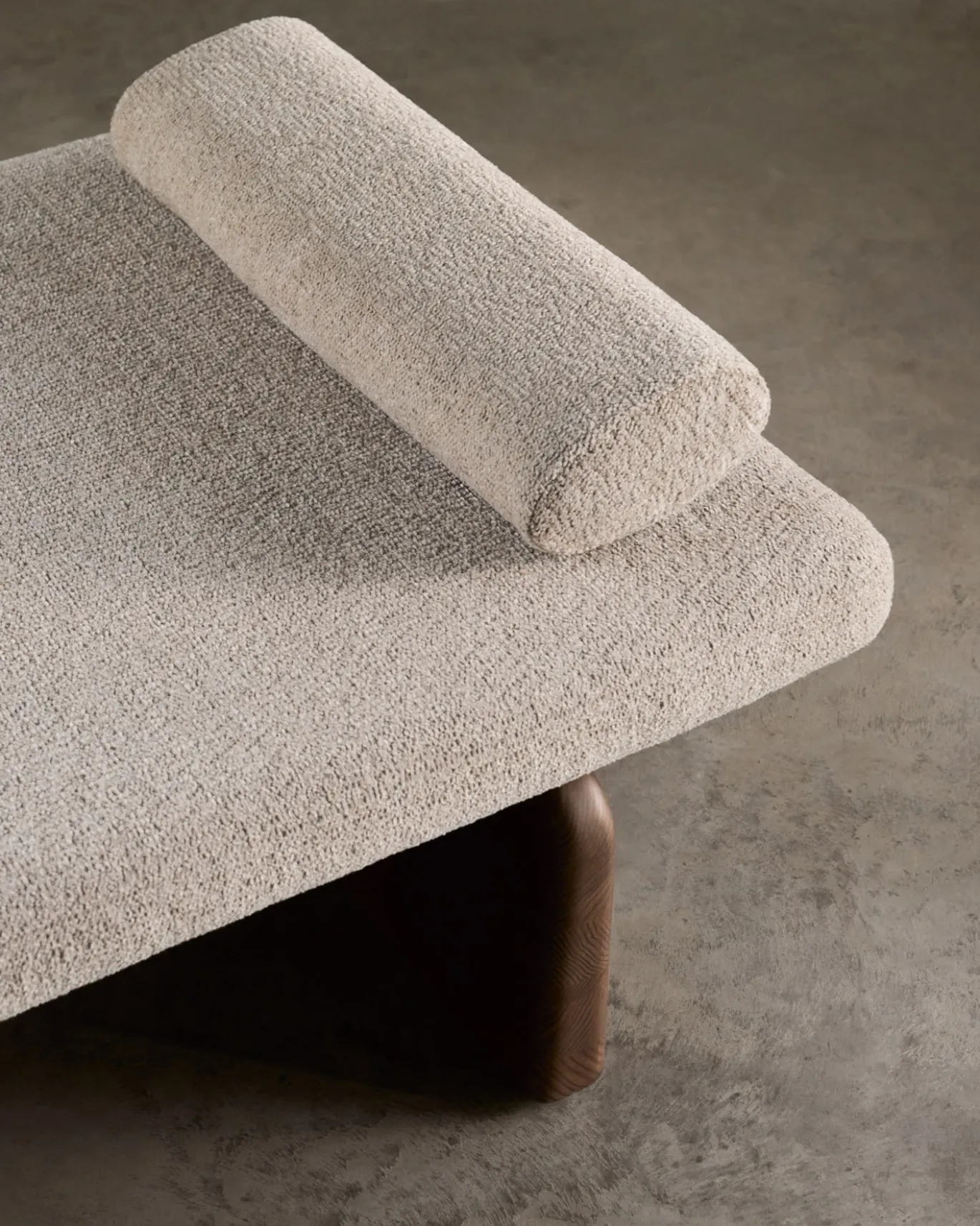 Kave Home Ligbed Topaz Divan Beige Chenille Essenhout Donkerbruin 200cm