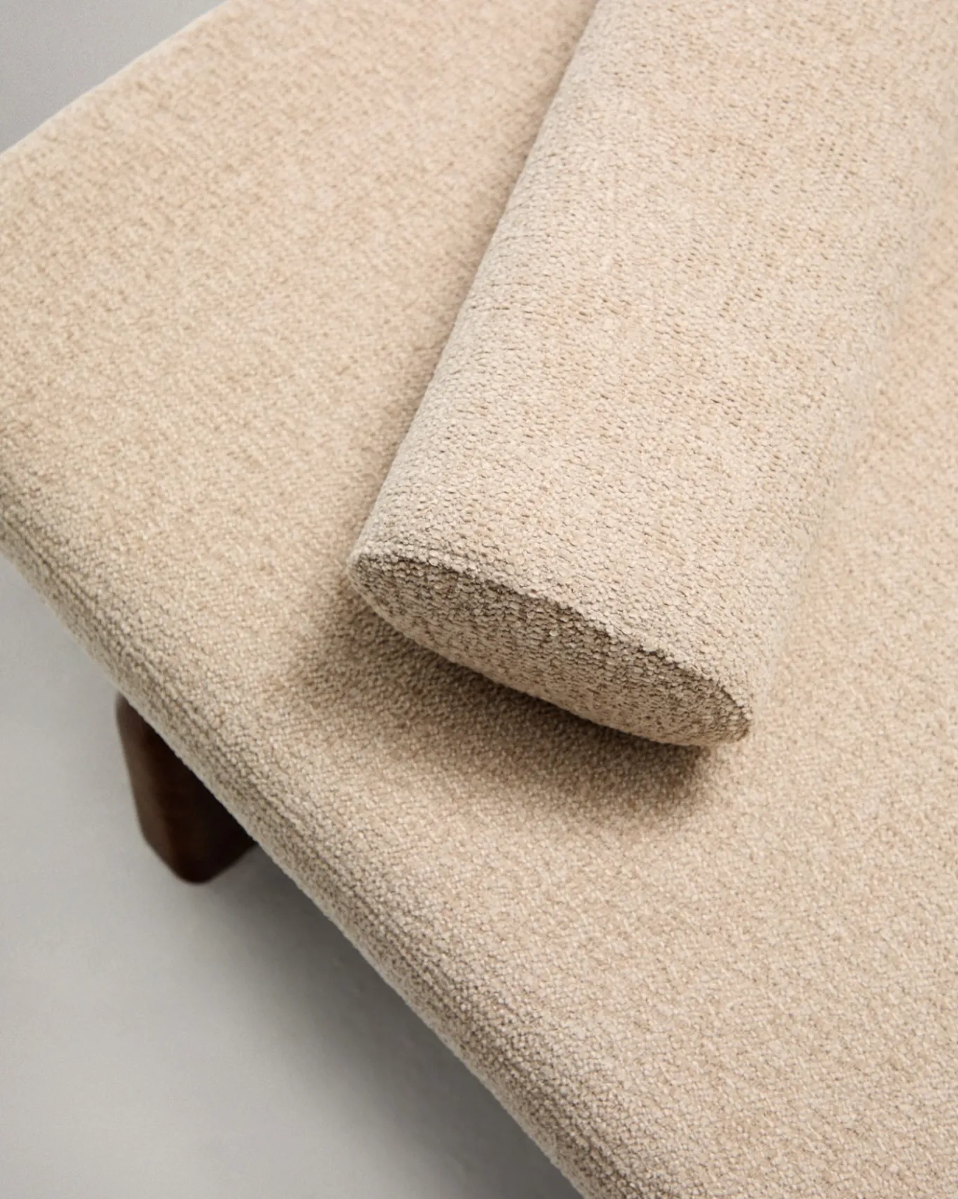 Kave Home Ligbed Topaz Divan Beige Chenille Essenhout Donkerbruin 200cm