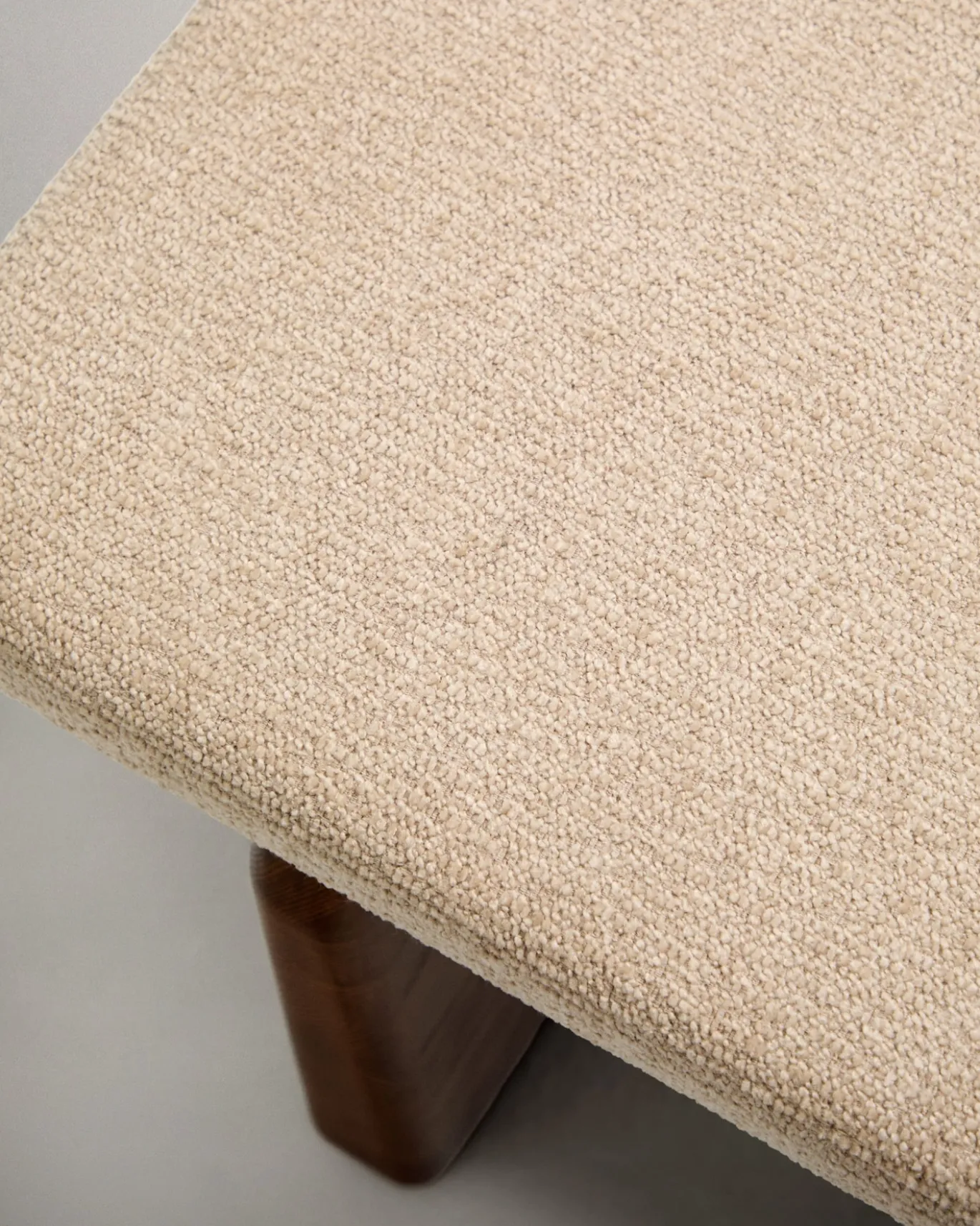 Kave Home Ligbed Topaz Divan Beige Chenille Essenhout Donkerbruin 200cm