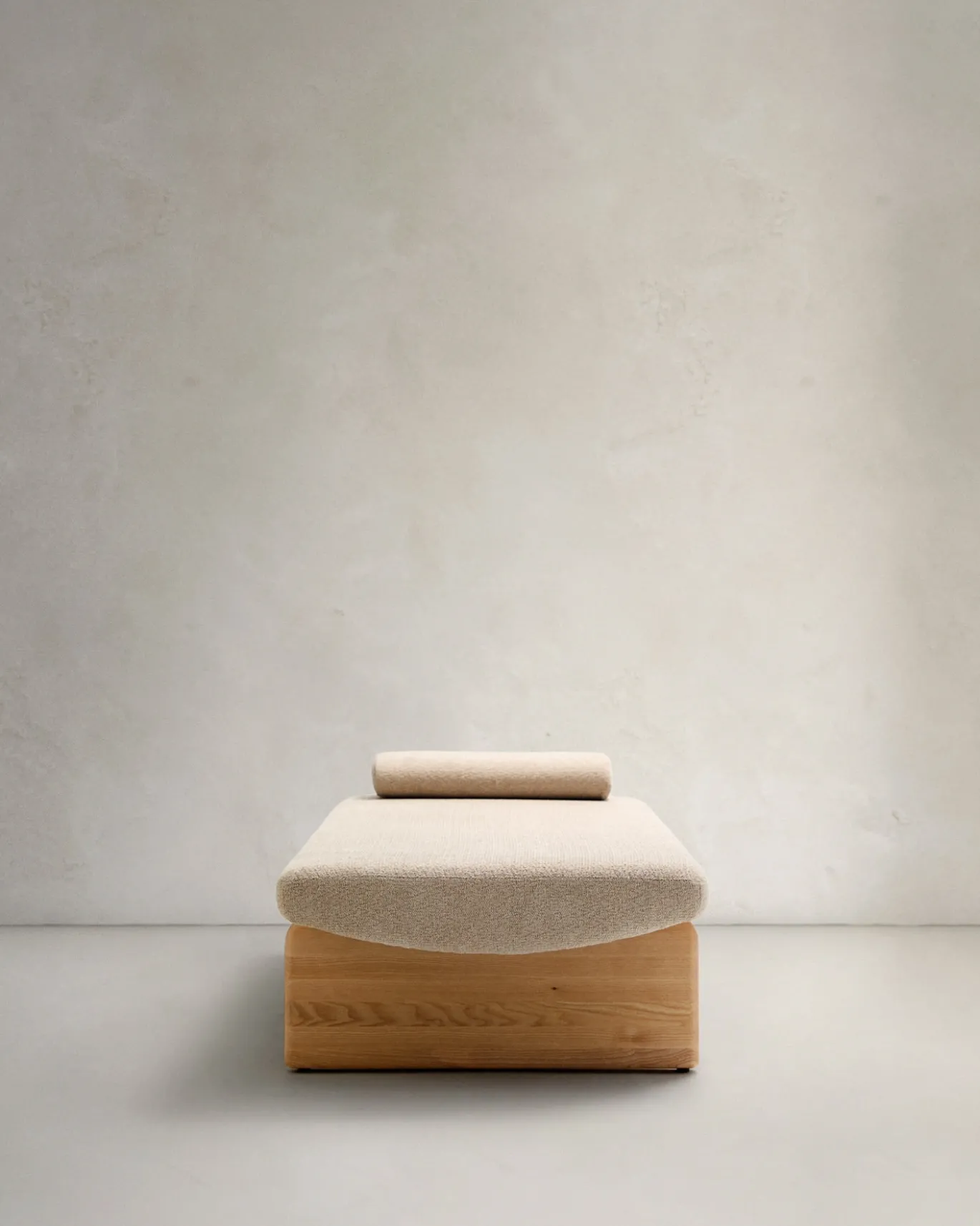 Kave Home Ligbed Topaz Divan Beige Chenille Essenhout Naturel 200cm