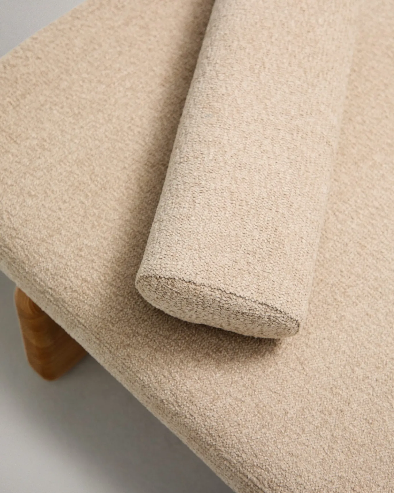 Kave Home Ligbed Topaz Divan Beige Chenille Essenhout Naturel 200cm