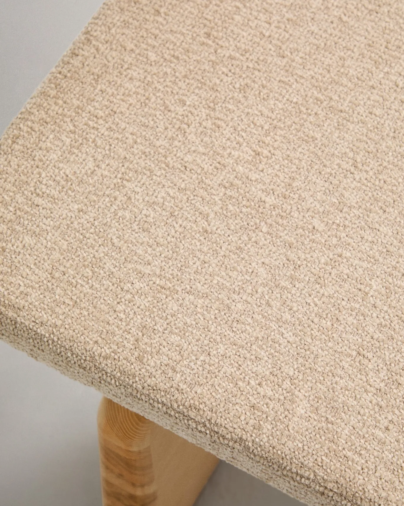 Kave Home Ligbed Topaz Divan Beige Chenille Essenhout Naturel 200cm