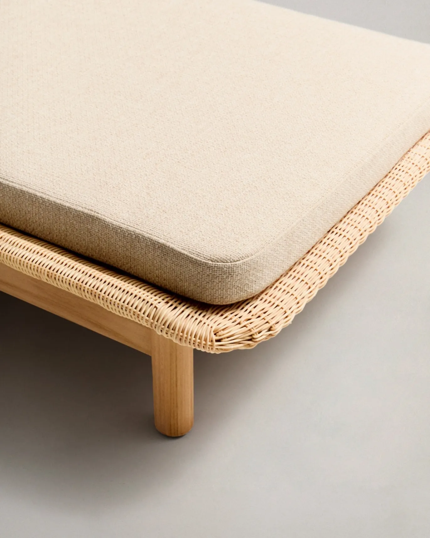 Kave Home Ligstoel Galea Teakhout en Rotan