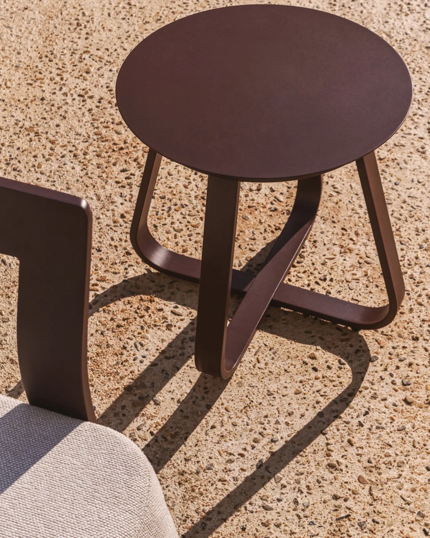 Kave Home Outdoor Bijzettafel Tamaris Aluminium Bruin Ø48cm