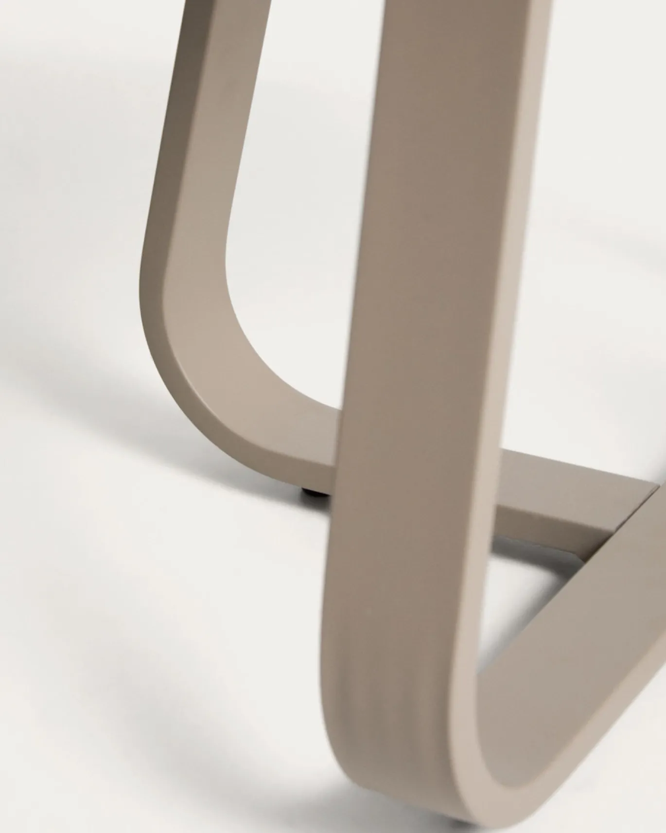 Kave Home Outdoor Bijzettafel Tamaris Aluminium Taupe Ø48cm