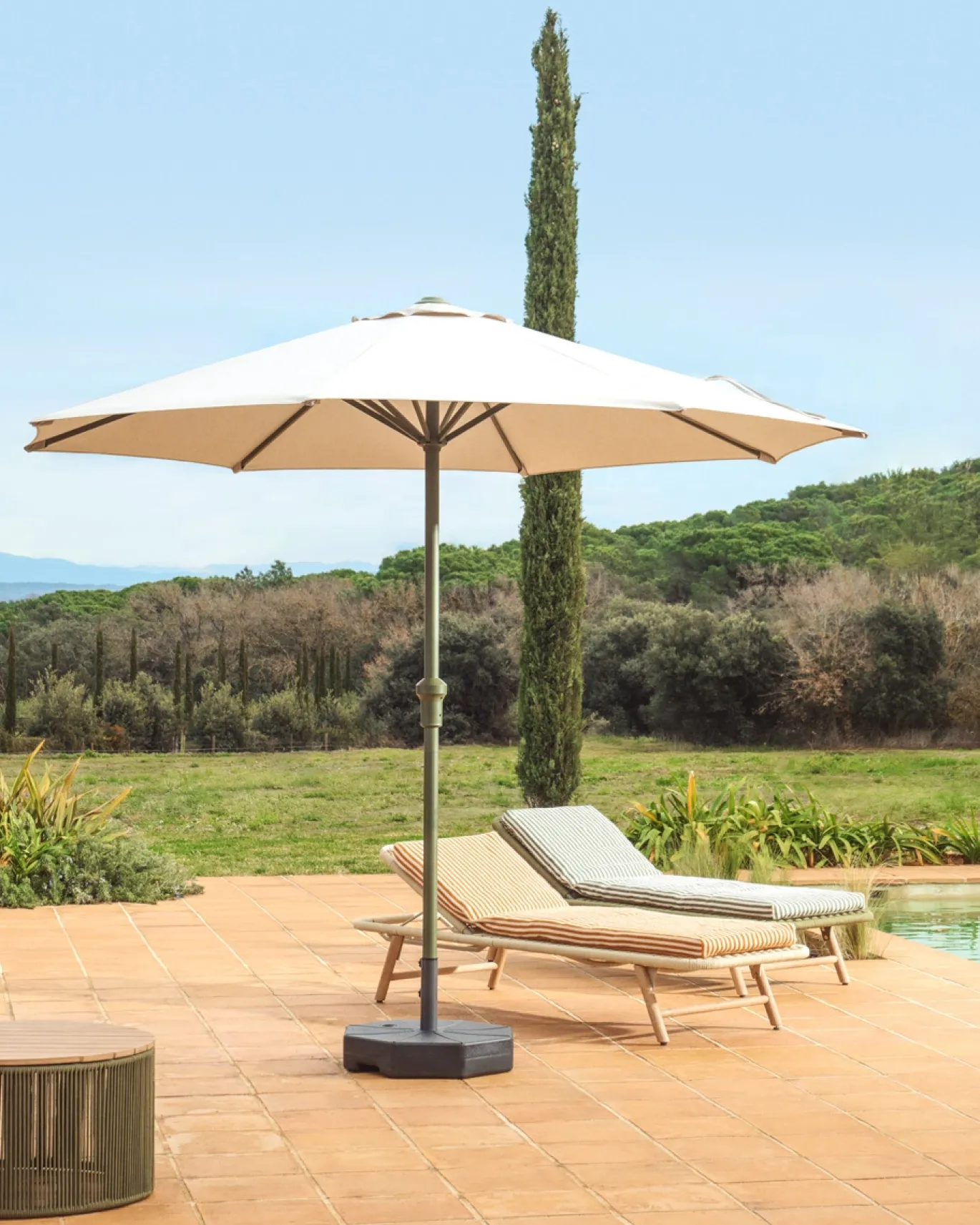 Kave Home Parasol Milna Staal Groen Beige Ø300cm