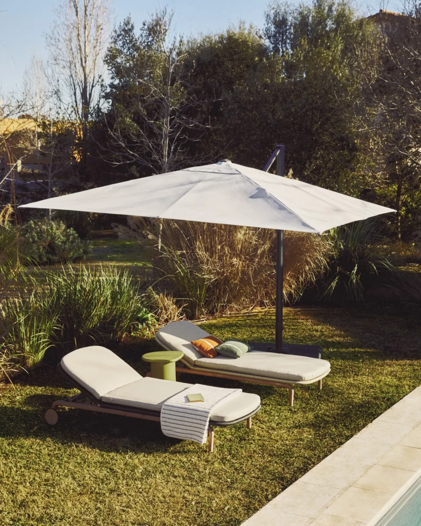 Kave Home Parasol Noli Excentrisch Aluminium Grafiet Beige 300x420cm