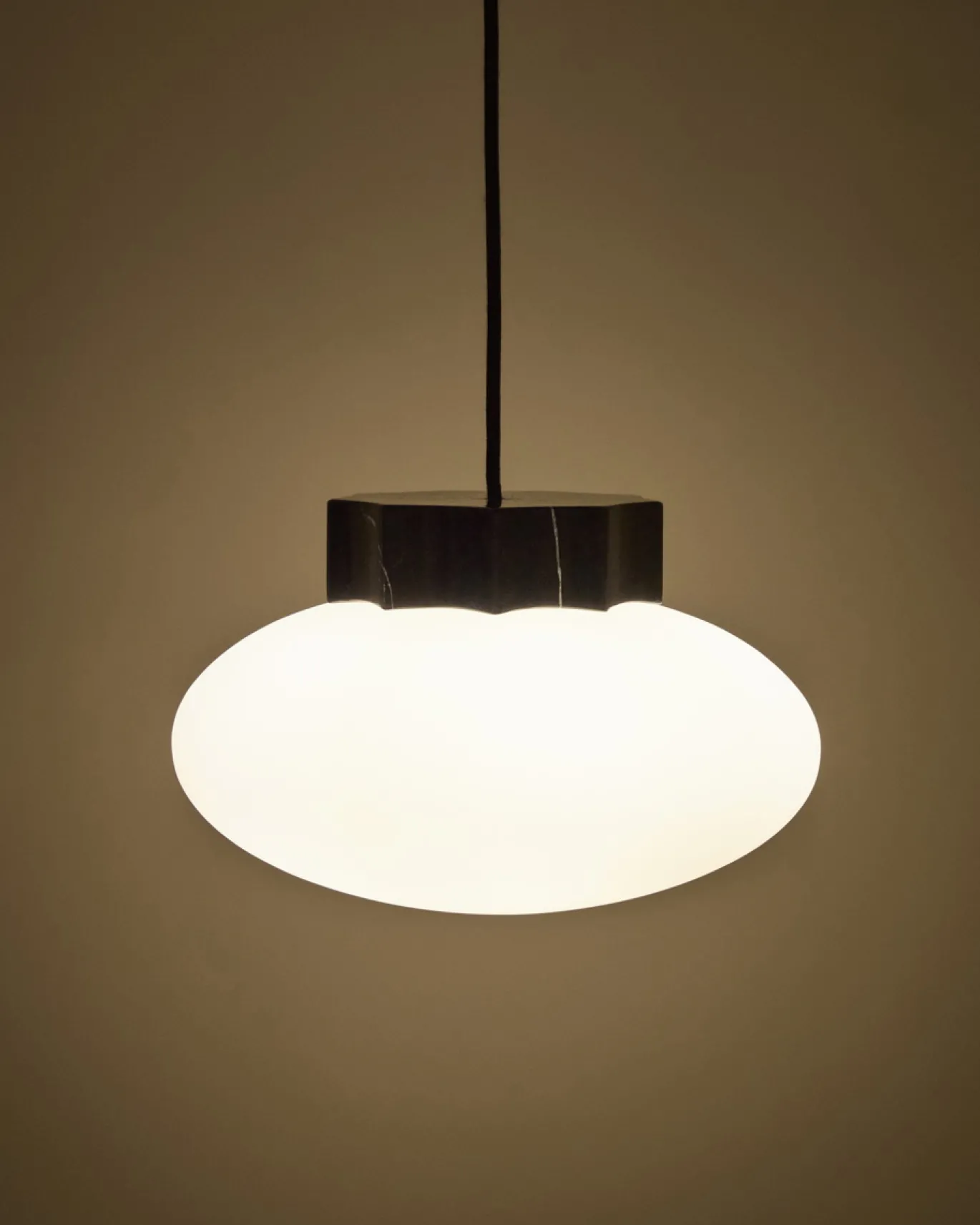 Kave Home Plafondlamp Idela Glas Marmer Zwart Ø26cm