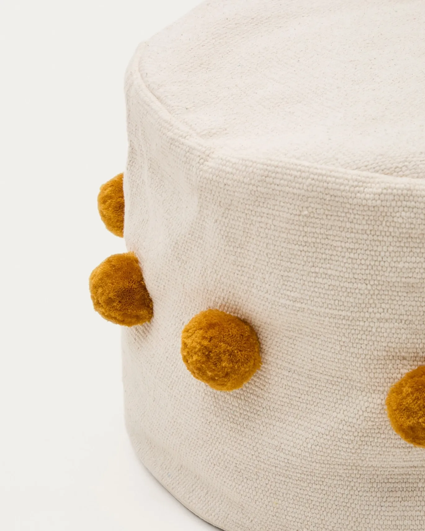 Kave Home Poef Manua Katoen Beige met Mosterdkleurige Kwastjes Ø40cm