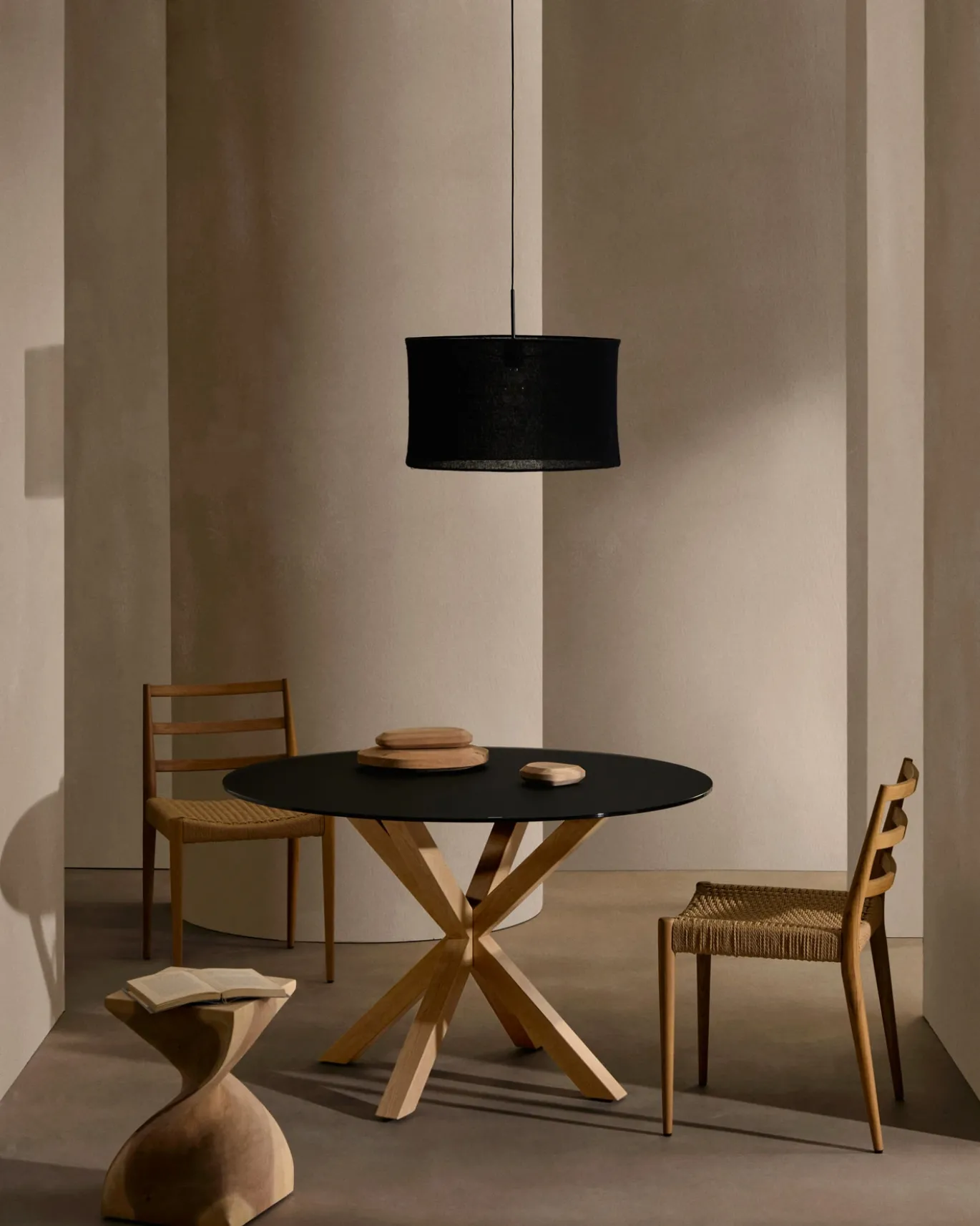 Kave Home Ronde Tafel Argo Matzwart Glas Houteffect Ø120cm