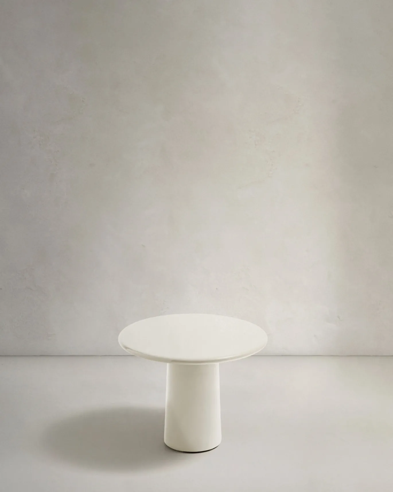 Kave Home Salontafel Albanella Cement met Glanzend Witte Afwerking Ø65cm