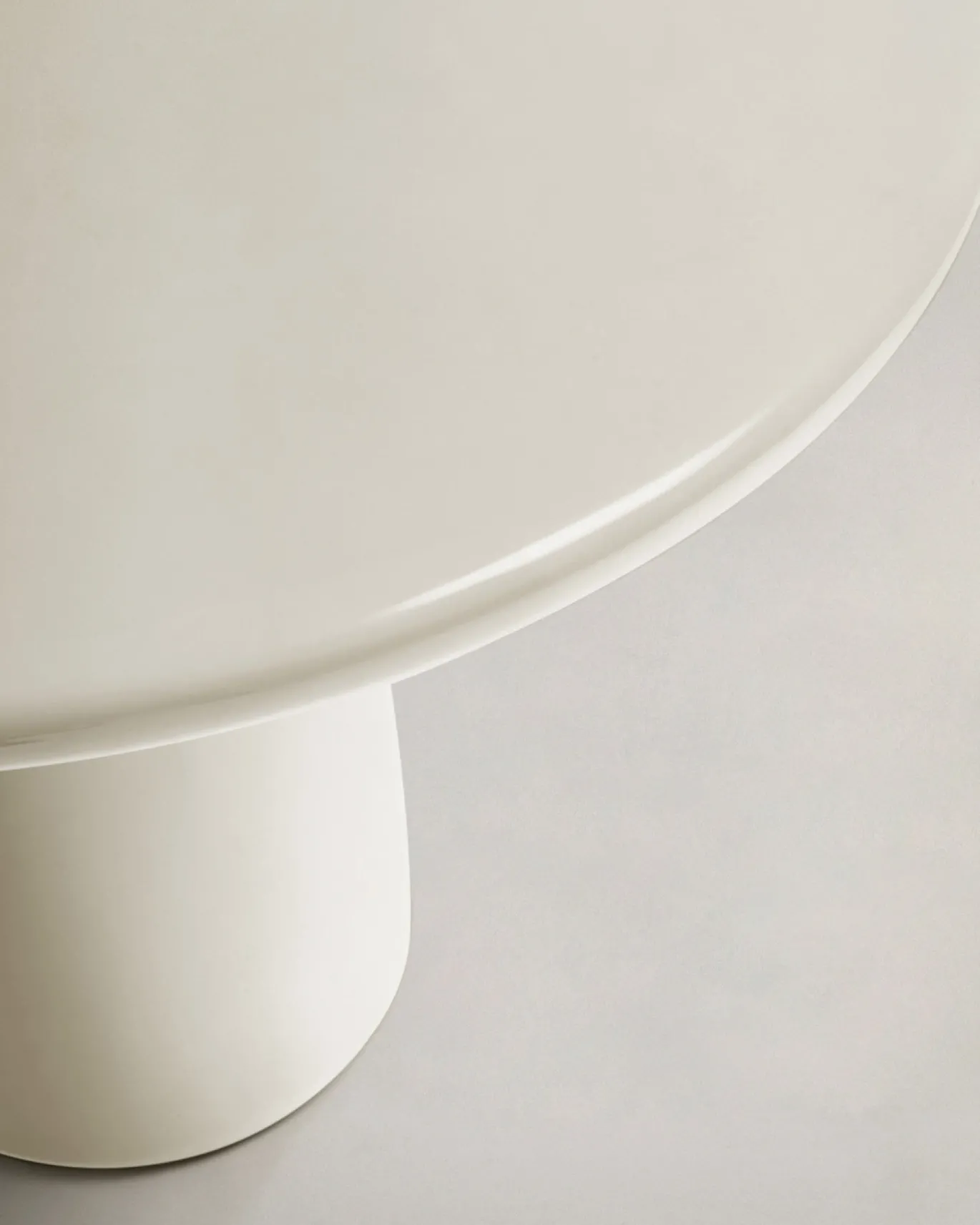 Kave Home Salontafel Albanella Cement met Glanzend Witte Afwerking Ø65cm