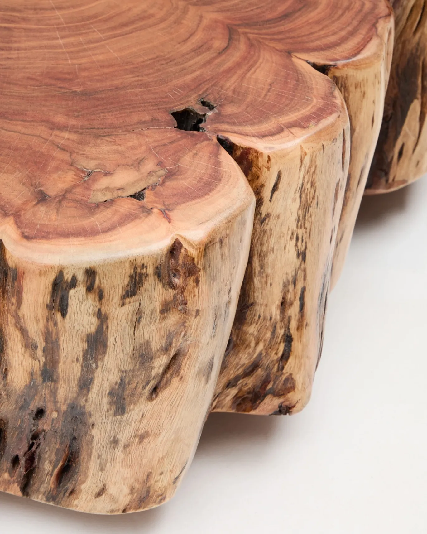 Kave Home Salontafel Tavine Acaciahout Naturel op Wielen Ø65cm