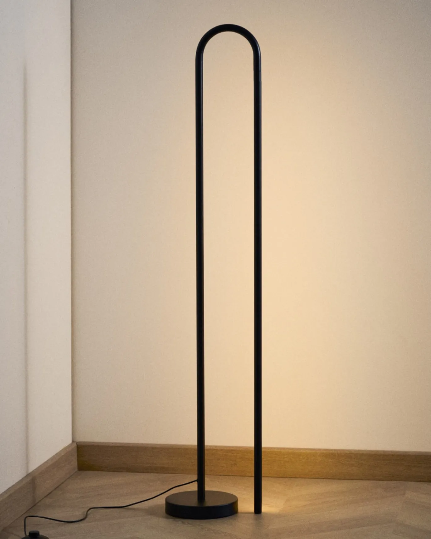 Kave Home Staande Lamp Bow Zwart Aluminium