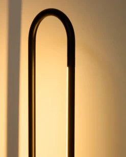 Kave Home Staande Lamp Bow Zwart Aluminium