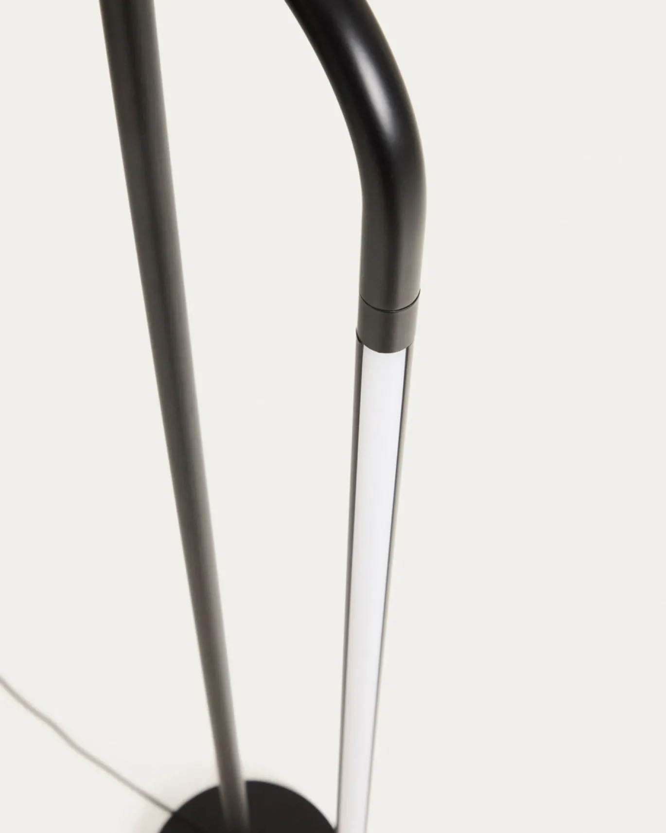 Kave Home Staande Lamp Bow Zwart Aluminium