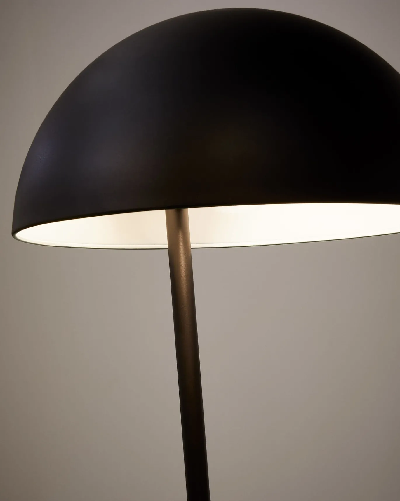 Kave Home Staande Lamp Catlar Essenhout Zwart