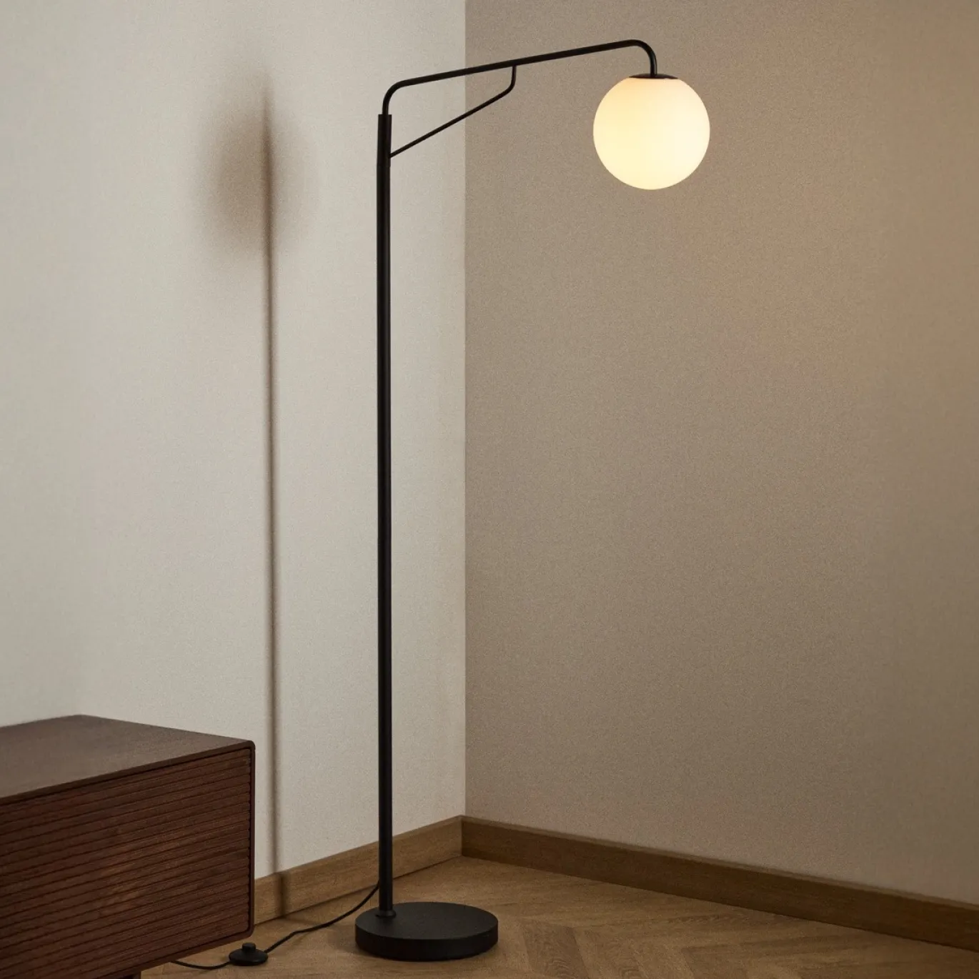 Kave Home Staande Lamp Eilo Zwart Staal en Gepolijst Glas