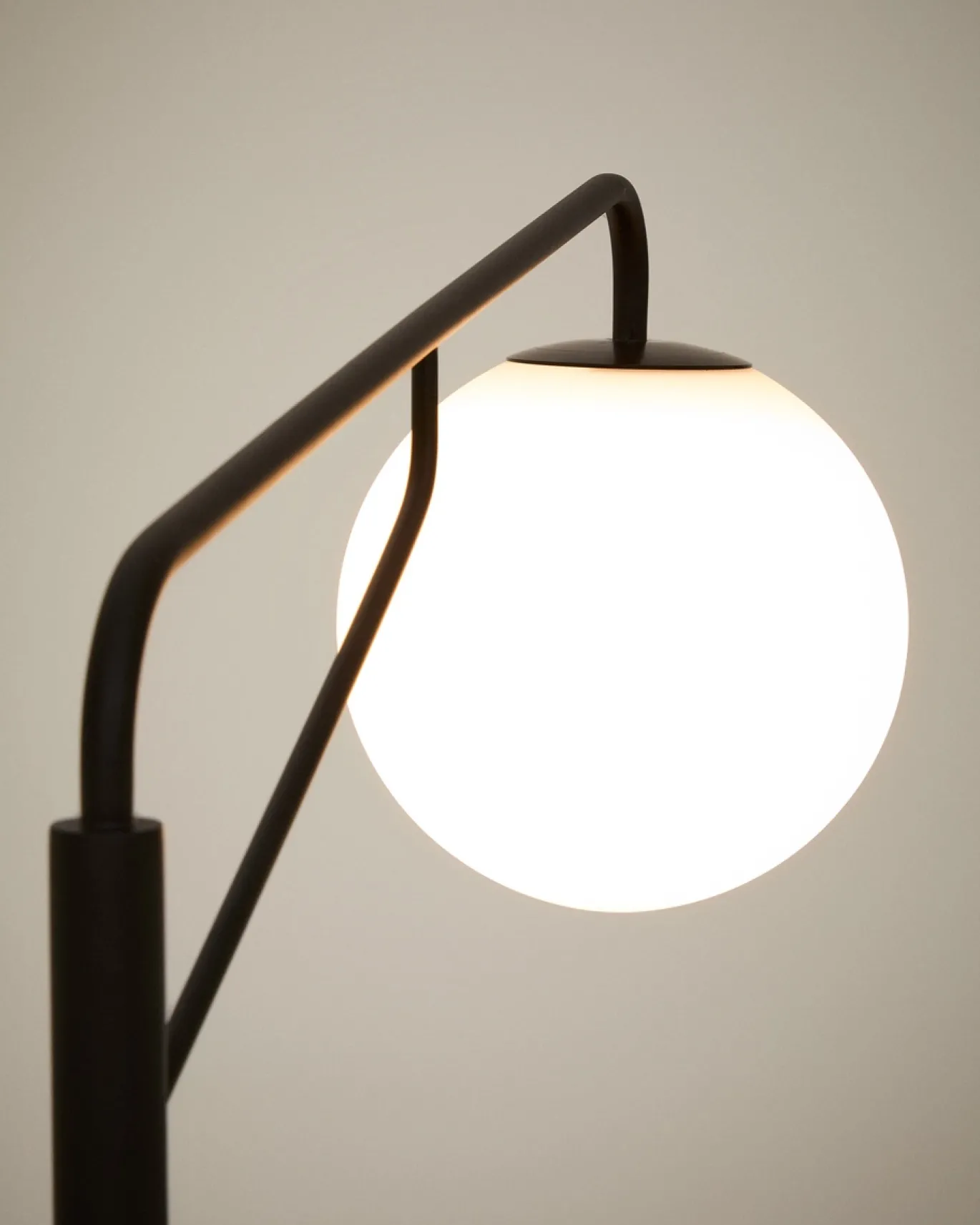 Kave Home Staande Lamp Eilo Zwart Staal en Gepolijst Glas