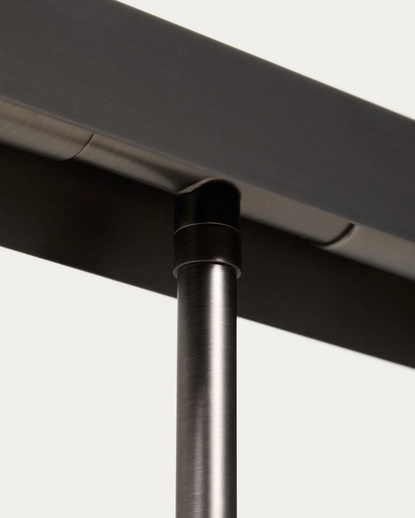 Kave Home Staande Lamp Lynor Geborsteld Metaal met Zwart Marmer
