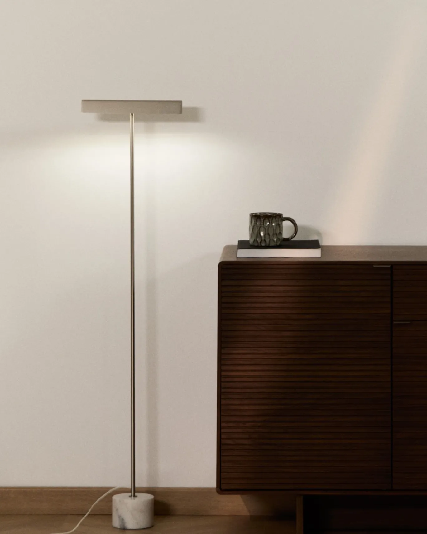 Kave Home Staande Lamp Lynor Geborsteld Metaal met Wit Marmer