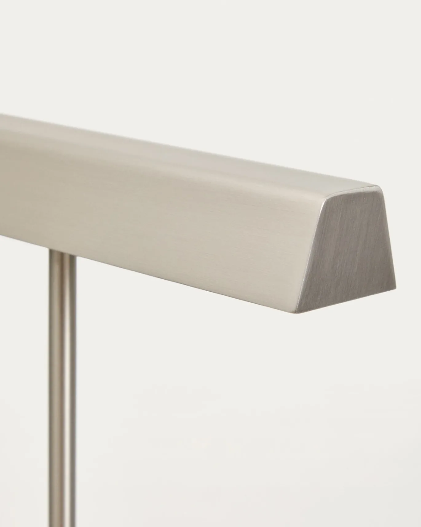 Kave Home Staande Lamp Lynor Geborsteld Metaal met Wit Marmer